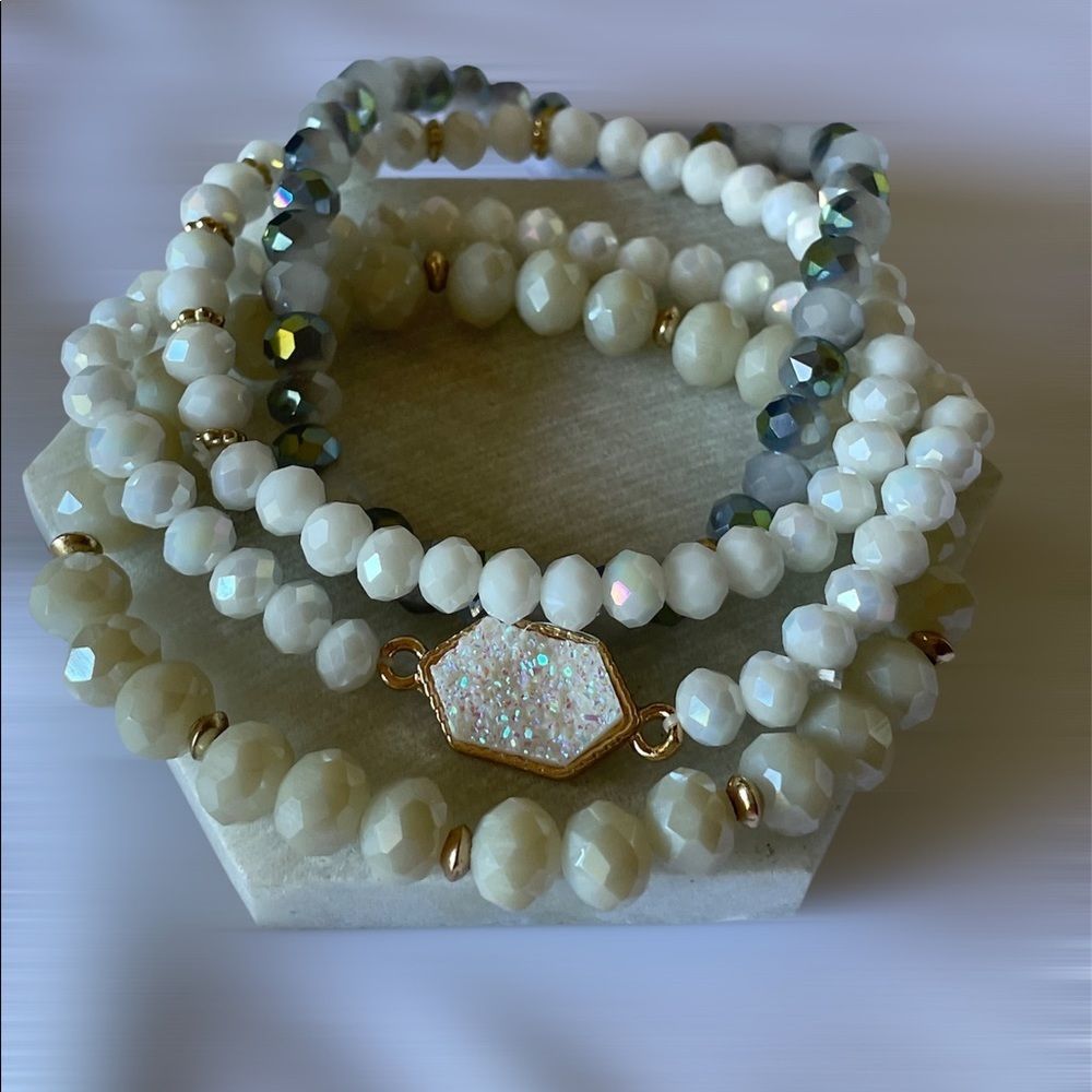 Beautiful NEW White Druzy, Crystal and Glass beaded bracelet